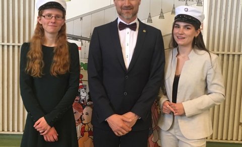 Guðrún Sunna Jónsdóttir dúx skólans, rektor og semidúxinn Eyja Camille P Bonthonneau.