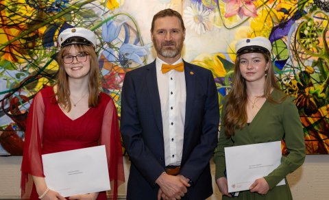 Heiða Rachel Wilkins dúx (til vinstri), Steinn rektor og Eydís Magnea Friðriksdóttir semidúx.