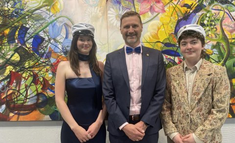 Rektor með dúx og semidúx skólans á brautskráningu 24. maí