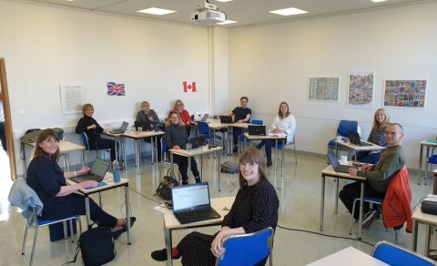 Þórhalla, Jennifer, Ásdís, Ingibjörg, Mark og Íris ásamt námsráðgjöfum og prófstjóra fylgjast spennt…