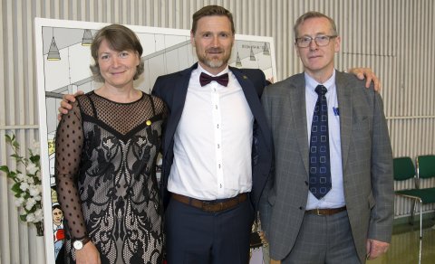 Við Helga , Steinn og Pálmi bíðum spennt eftir ykkur.  ( Múmínpabbi er á bakvakt í listaverki eftir …