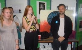 Fulltrúi frá UNICEF á Íslandi tekur við framlagi MH-inga frá góðgerðarráði skólans