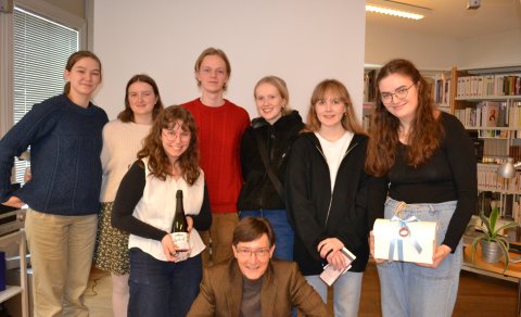 Meðfylgjandi mynd er af öllum vinningshöfum ásamt franska sendiherranum á Íslandi, Graham Paul sem a…