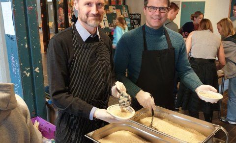 Steinn og Bóas að ausa grautinn