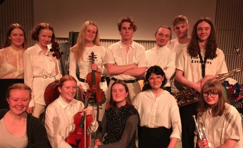 Húsband skólans sem sá um tónlist kvöldsins.