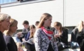 Héðinn S. Björnsson afhendir Áshildi og Karen Maríu silfurviðurkenningu. Á myndinni eru einni Helga …