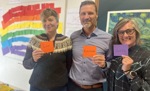 Helga, Steinn og Ásdís lögðu sitt af mörkum í gerð kærleiksregnbogans