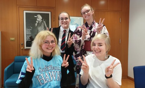 Albert Einstein er hugsi yfir hugmyndinni um ferðaáfanga sem Ignacia Marey Garcia, Birgitta Sveinsdó…