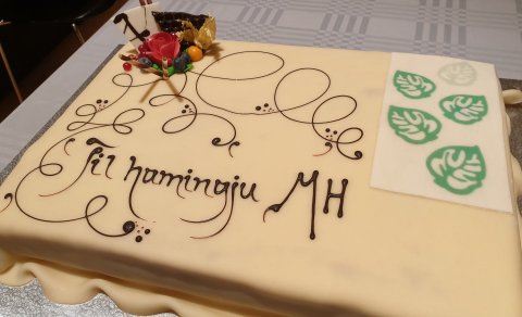 Starfsfólki var boðið upp á köku í tilefni af 4. Græna skrefinu.