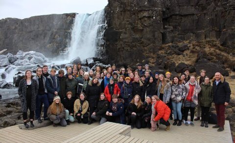 Kórinn,ásamt Hreiðar Inga kórstjóra, gaf sér tíma til að stilla sér upp við Öxarárfoss á Þingvöllum …