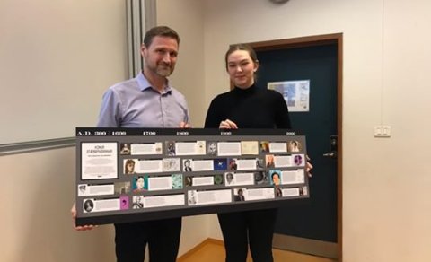 Steinn rektor tekur hér við mynd úr hendi Nönnu sem er stelpa sem diffrar