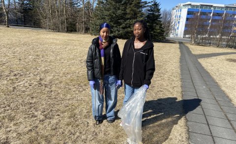 Nemendur MH tíndu rusl af skólalóðinni í dag