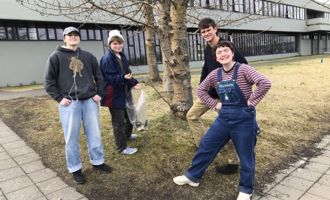 Nemendur plokkuðu rusl af kappi á lóð MH