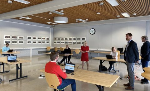 Fyrir miðju er Lilja Dögg og með henni á myndinni eru Guðmundur prófstjóri, Atli, Sigurborg og Sigrí…