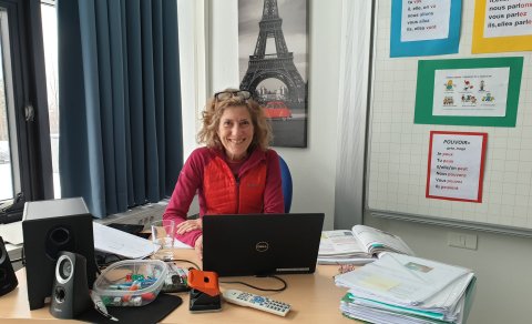 Sigurbjörg Eðvarðsdóttir í frönskutíma með nemendur í tölvunni