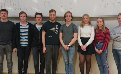 Tómas Ingi sem varð í 1.-3. sæti, er þriðji frá vinstri.  Hann er hér í hópi nemenda úr öðrum skólum…