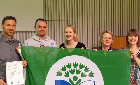 Steinn, Pétur, Sunna, Íris og Sigurlaug stolt með fánann