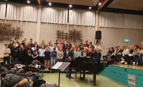 Hreiðar kórstjóri tekst á við verkefnið að kenna útskriftarefnum morgundagsins Gaudeamus igitur.