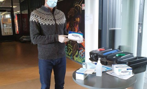 Steinn rektor tekur á móti nemendum og afhendir grímur.