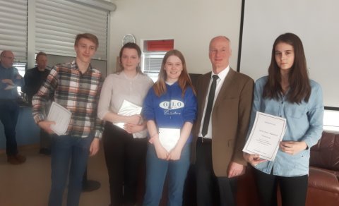 Við erum stolt af þessum nemendum og myndin sýnir verðlaunahafana ásamt þýska sendiherranum, Herbert…