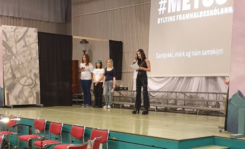 Urður Bartels og fulltrúar feministafélagsins Emblu.