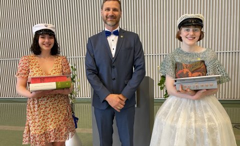 Rakel Ösp Skúladóttir dúx, Steinn Jóhannsson rektor og Eyrún Úa Þorbjörnsdóttir  semidúx.